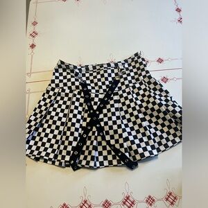 Hot Topic pleated checkered skirt